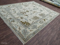 Tapis fait main en laine beige ivoire et vert sauge, avec des accents de beige discret, de vert sauge et de gris clair, grand tapis noué à la main.