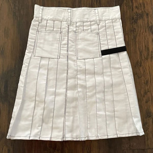 Magnifique Kilt Cargo Blanc pour Femme avec Poches Utilitaires, Boutons-Pression Robustes et Plis Faits Main – Collection 2026 - Product Image 2