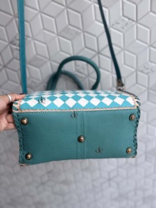 Sac à main Speedy en cuir sculpté à la main par un designer unique, motif damier bohème gypsy, couleur turquoise, sac à bandoulière pour femme - Product Image 4
