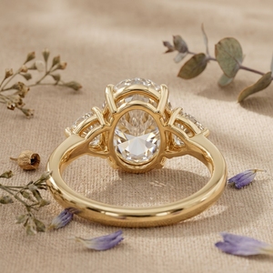 Bague de fiançailles en or avec diamant taille ovale, trois pierres, bague de mariée, pierre latérale en forme de poire, bague de promesse pour femme - Product Image 2