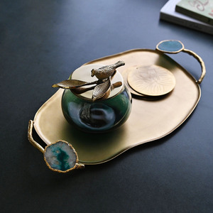 Magnifique plateau de service doré, doté d'une forme organique unique et de poignées élégantes ornées de pierres d'agate bleue, idéal pour servir les aliments. - Product Image 5
