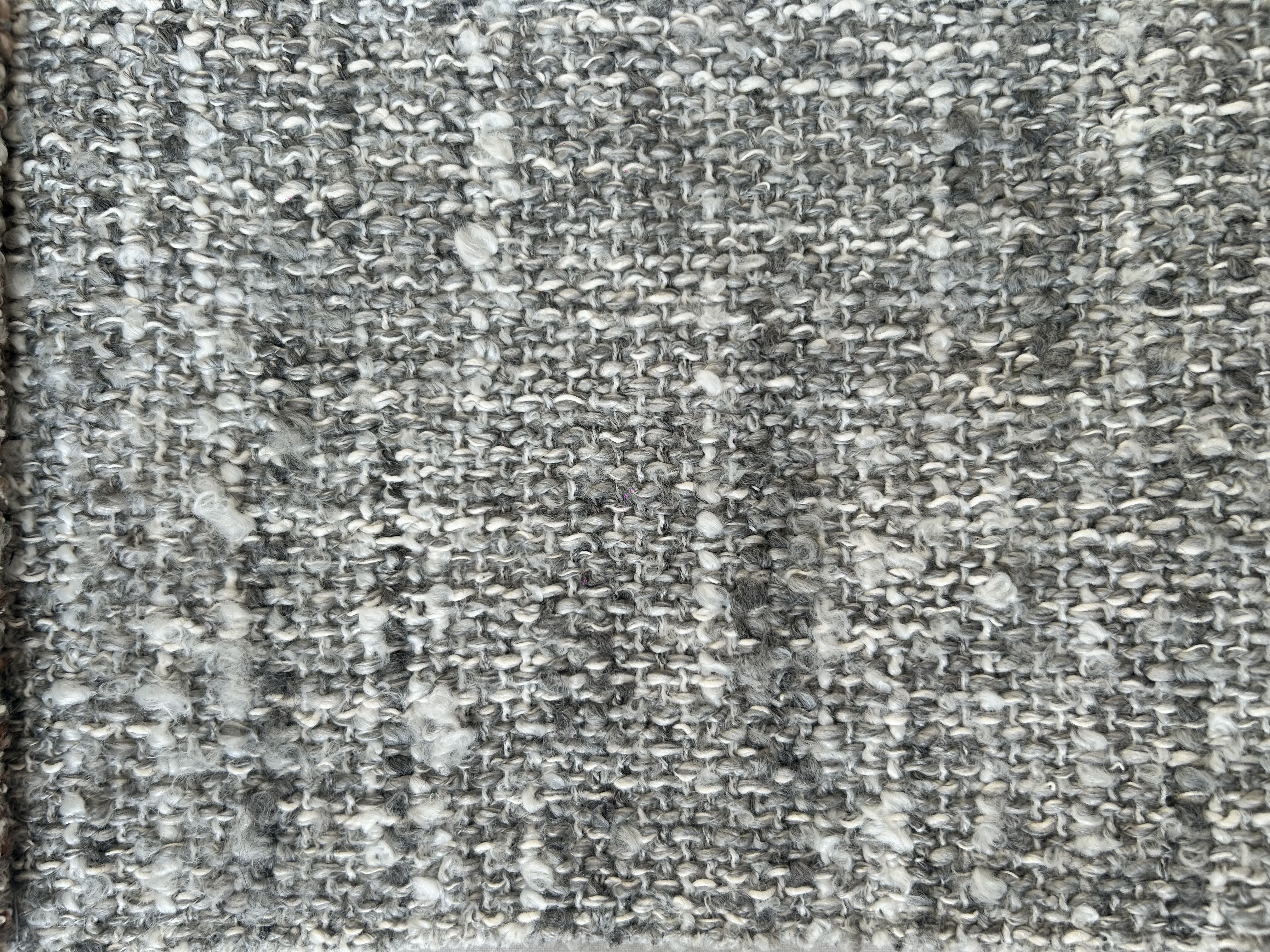 สีเทา-เบอร์กันดี