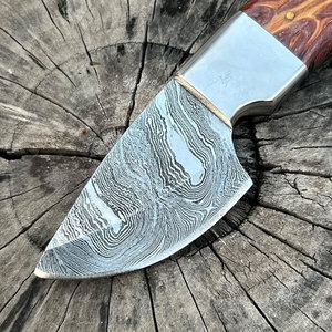 Cuchillo de Caza de Acero de Damasco Hecho a Mano con Funda de Cuero, Herramienta Utilitaria para Campistas y Viajeros - Product Image 2