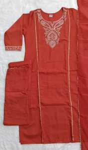 Ensemble indien pakistanais brodé en rayonne orange, Kurti droit et pantalon avec dupatta, tenue ethnique pour femmes, pour occasions décontractées et festivals - Product Image 3