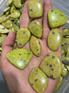 Pierre cabochon polie en atlantisite naturelle, jaune avec des taches violettes, pierres précieuses en vrac - Product Image 5
