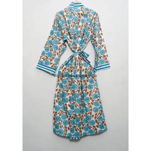 Kimono chic en coton doux pour une ambiance estivale, look élégant, kimono à col en V avec un design simple et un imprimé floral pour un style décontracté. - Product Image 5