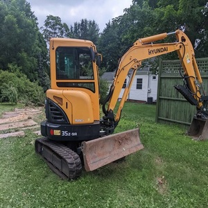 Mini-excavatrice sur chenilles Hyundai à prix abordable avec moteur pour entrepreneurs - Équipement fiable pour les travaux de terrassement quotidiens - Product Image 2