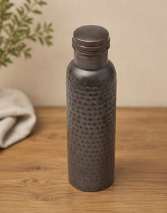 Bouteille d'eau en cuivre martelé de qualité supérieure, fabriquée à partir de cuivre pur de haute qualité avec une finition antique élégante et texturée. - Product Image 3