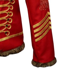 Veste d'hiver formelle pour homme en laine rouge, style hussard, avec broderie dorée, col en fausse fourrure, double boutonnage, col montant - Product Image 4