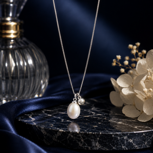 Collier pendentif goutte en perle d'eau douce ovale avec sertissage diamanté, finition polie romantique, chaîne au design élégant pour femme - Product Image 1