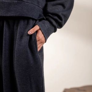 Ensemble de détente deux pièces bleu marine pour femme, sweat-shirt à manches longues et pantalon large assorti, coupe décontractée, vêtements d'intérieur décontractés, personnalisable OEM - Product Image 3