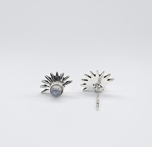 Boucles d'oreilles clous artisanales en pierre de lune bleue feu ronde, argent oxydé 925, design soleil éclatant, fabricant de bijoux - Product Image 1