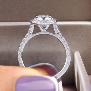 แหวนเพชรเม็ดเดี่ยว 1 กะรัตสำหรับผู้หญิง ฝังแบบกรงเล็บ ดีไซน์โรแมนติก สำหรับงานหมั้น งานแต่งงาน หรือฉลองวันครบรอบ - Product Image 5