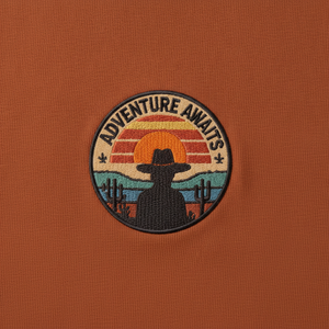 T-shirt à manches courtes pour homme, couleur orange rouille, avec impression de patch « l'aventure vous attend », coupe classique, jersey en coton décontracté, col rond - Product Image 2