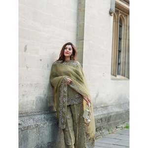 Ensemble haut-bas et Dupatta pour femmes de créateur avec broderie séquentielle - Product Image 3