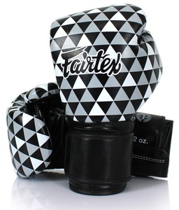 นวมชกมวยแฟร์เท็กซ์ สีดำขาว ลายเพชร แบบติดตีนตุ๊กแก หนังแท้ 12 ออนซ์ อุปกรณ์ฝึกศิลปะการต่อสู้ นวมคิกบ็อกซิ่ง - Product Image 1