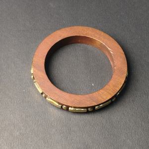 Elegante Brazalete de Madera de Sheesham Oscuro con Incrustaciones Continuas de Latón - Brazalete de Madera Geométrico y Elegante - Hecho a Mano con Alta Calidad - Product Image 6