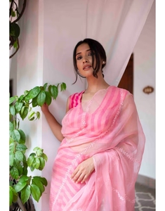 Sari rose en viscose brodé et imprimé à rayures avec chemisier non cousu, idéal pour les fêtes, infroissable et séchage rapide - Product Image 2