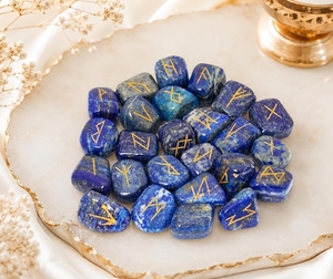 Juego de runas de lapislázuli, piedras de runas del Futhark Antiguo, runas nórdicas, bolsa de terciopelo negro, juego de adivinación con tarjetas de runas - Product Image 1