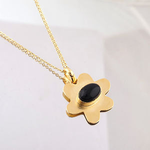 Collier pendentif minimaliste en onyx noir cabochon, motif fleur, finition métal brossé, chaîne en métal plaqué or 18 carats. - Product Image 3