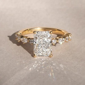 Anillo de Compromiso de Oro Amarillo de 14K con Diamante Cultivado en Laboratorio de Corte Radiante de 2.5CT y Piedras Laterales en Racimo, Venta al Por Mayor - Product Image 1