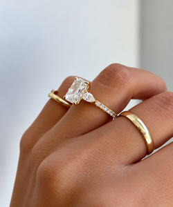 Anillo de Compromiso con Diamante Cultivado en Laboratorio de Corte Radiante con Piedras Laterales Redondas y Banda Pavé en Oro Amarillo de 14k - Product Image 3