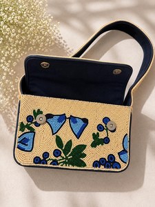 Bolso de hombro con lazo y cuentas hecho a mano – Bolso azul con diseño floral y cremallera, con bordado de punto de cruz y costura - Product Image 6