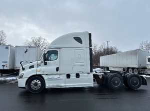 รถบรรทุกหัวลากสำหรับงานหนัก รุ่น T12664ST ปี 2023 แบบ 6x4 ห้องโดยสารแบบ Day Cab กำลัง 450 แรงม้า พร้อมห้องนอนสำหรับคนขับ ระยะทางวิ่ง 200,100 ไมล์ - Product Image 3