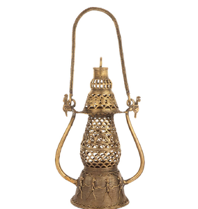 Lanterne ethnique traditionnelle en laiton avec des motifs tribaux complexes et une longue poignée, disponible à prix de gros. - Product Image 1
