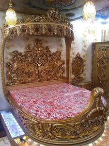 Cama King Size Clásica Europea con Mesita de Noche y Tocador, Juego de Dormitorio Clásico con Cama Tapizada, Muebles de Madera Tallada de Lujo - Product Image 3