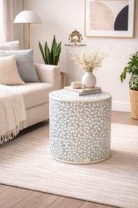 Table d'appoint élégante en os incrusté, fabriquée avec une résine de qualité supérieure et un design de mosaïque artisanale détaillée pour la décoration intérieure - Product Image 2