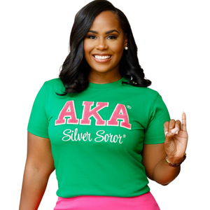 T-shirt en chenille AKA Silver Soror, vert et rose, avec lettres grecques brodées, en coton premium, vêtement décontracté pour sororité - Product Image 2