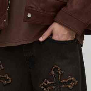 Mejora tu estilo casual con una estética elegante de costuras a mano y un acabado fino en tu nueva pantalona vaquera bordada. - Product Image 2