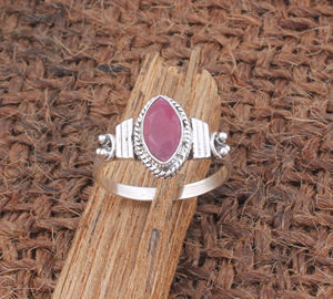 แหวนเงินแท้ประดับทับทิมธรรมชาติทรงกรอบแบบ Bezel สำหรับงานหมั้นและงานแต่งงาน เครื่องประดับดีไซน์หรูหราสไตล์วินเทจ - Product Image 1