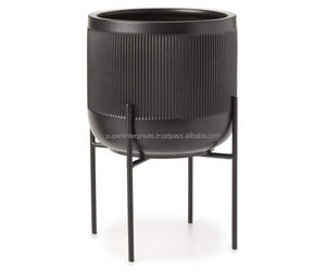 Table d'appoint en métal glamour avec surface polie et détails accrocheurs pour les maisons modernes - Product Image 2