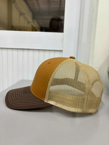 Casquette Trucker Bicolore avec Logo Personnalisé, 6 Panneaux, Profil Moyen, Dos en Maille Respirante pour Usage Sportif et Décontracté, Fabriquée au Vietnam - Product Image 2