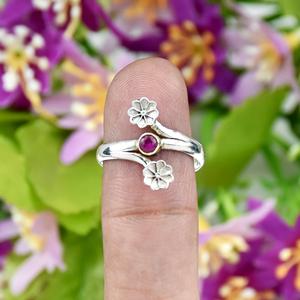 Anillo de plata de ley 925 con incrustaciones de rubí natural en forma floral minimalista, estilo bohemio, joyería fina para mujer. - Product Image 2