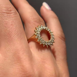 Bague élégante en or massif, forme ronde, avec diamants blancs taille poire et taille princesse sertis à griffes, motif cercle ouvert, pour femme, idéale pour les soirées. - Product Image 4