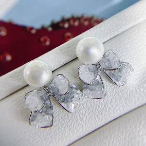 Pendientes de Plata 925 con Diseño Coreano de Alta Gama, con Cristal y Perla, Ligeros y Elegantes - Product Image 2