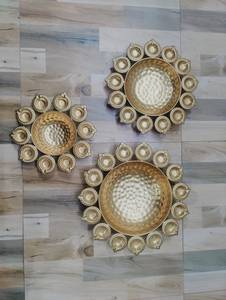 Juego de 3 Lámparas de Aceite Metálicas de Alta Demanda con Centro Floral Hecho a Mano para Actividades Religiosas - Product Image 3
