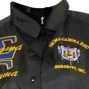 Chaqueta Cortavientos Negra Bordada Sigma Gamma Rho para Mujer, Manga Larga, Cierre de Botones, Cuello, Ligera, Informal - Product Image 2