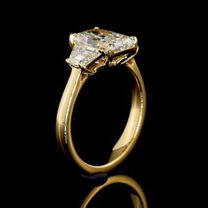 Bague de fiançailles à trois pierres taille radiant 1,5 carat, certifiée IGI, avec diamants latéraux trapézoïdaux, en or jaune 18 carats - Product Image 2