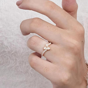 Anillo de compromiso de oro rosa de 14K/18K con tres diamantes cultivados en laboratorio de corte redondo en forma de flor, delicado anillo de boda apilable con diseño de trébol. - Product Image 5