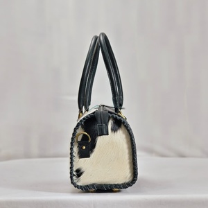 Nuevo Bolso de Viaje de Cuero Vacuno Casual de Diseño con Panel Floral Turquesa en Relieve y Cierre de Cremallera, Bolso de Hombro - Product Image 2
