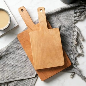 Planche à découper rectangulaire en bois naturel avec poignée intégrée et trou de suspension, épaisseur 1,5 cm, compatible lave-vaisselle - REHMAN CRAFT - Product Image 3