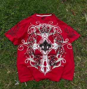 T-shirt graphique gothique Y2K personnalisé haut de gamme, imprimé croix fleur de lys, rouge vintage, manches courtes, best-seller - Product Image 1