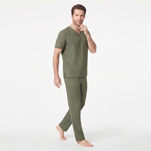 Tenue médicale pour hommes : Blouse à col en V et pantalon cargo respirant en polyester et élasthanne pour infirmiers - Product Image 3