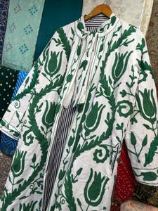 Bata de Algodón Bordada con Flores Blancas y Verdes para Mujer, Manga Tres Cuartos, Cuello Clásico, Largo Completo, Bordado a Mano, Estilo Unisex - Product Image 2