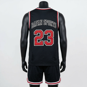 Conjunto de Pantalones Cortos de Baloncesto de Malla de Poliéster Premium de 180 GSM, Color Negro con Paneles de Rayas en Contraste, Conjuntos con Logotipo Personalizado para Hombre - Product Image 2