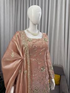ชุดชาราร่าปักลายสีพีชโกลด์ พร้อมผ้าคลุมไหล่ สำหรับงานแต่งงานแบบอินเดียและปากีสถาน - Product Image 6